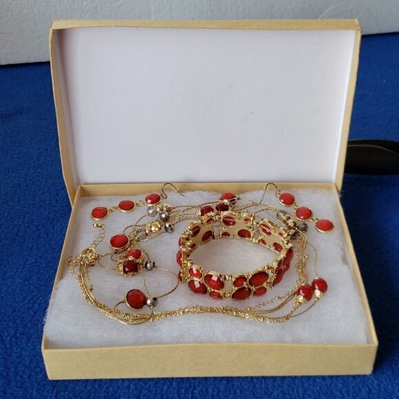 Lovely Red and Gold Necklace Bracelet Earrings Set - Picture 2 of 10